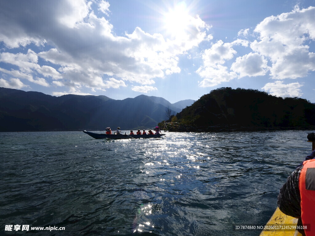 乘船游于山水间的美景