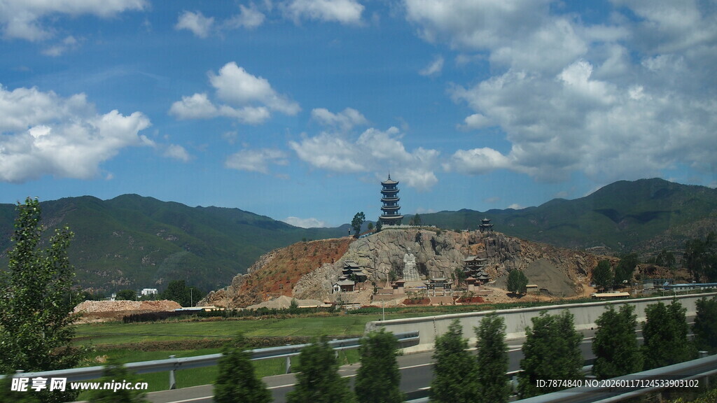 山间公路旁的土堆景观