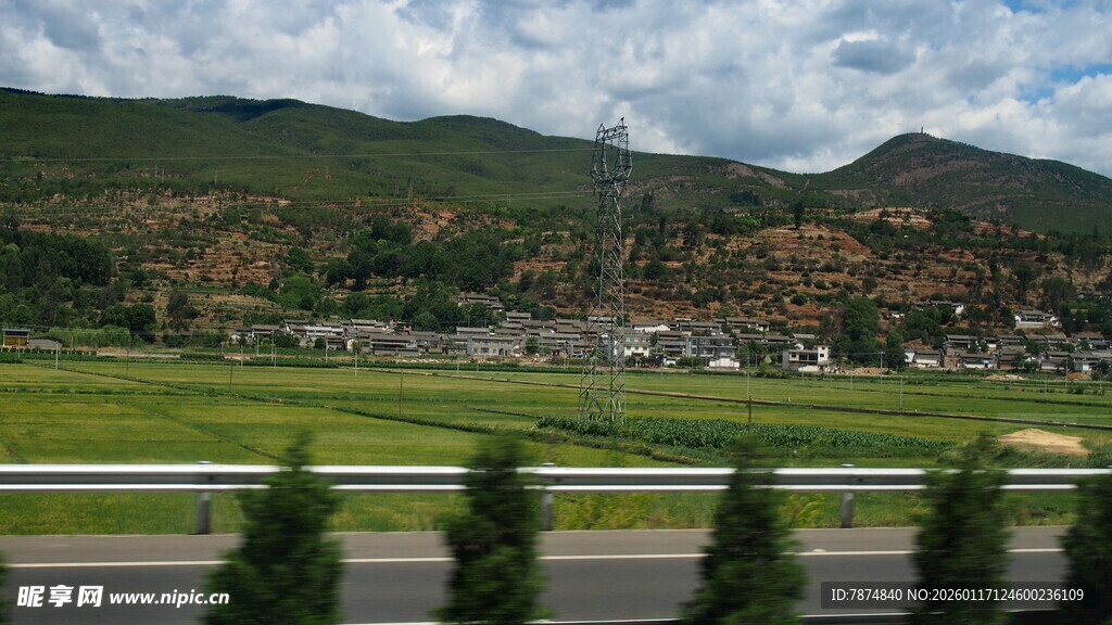 山间公路旁的秀丽风景