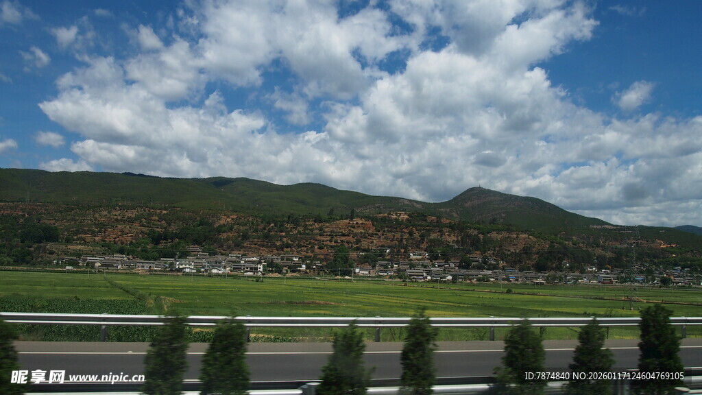 公路旁青山白云美景