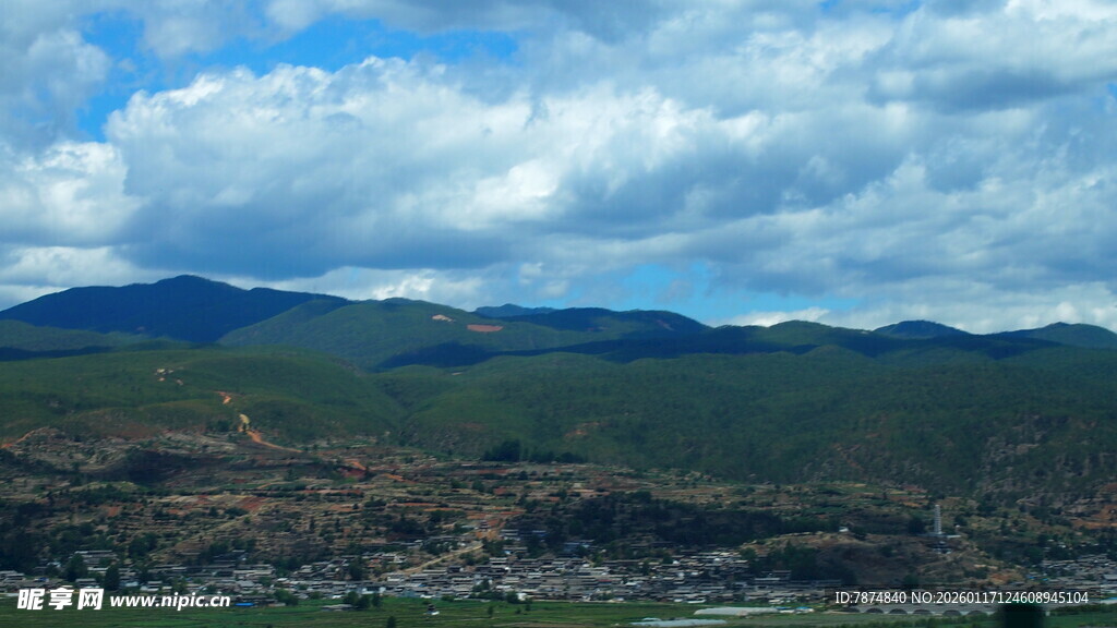 蓝天白云下的山峦美景