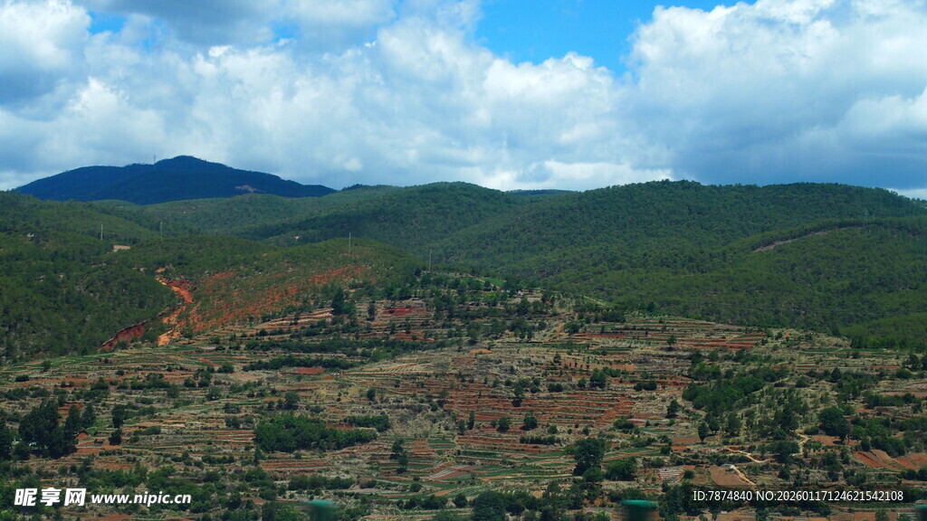 山间红土地风光