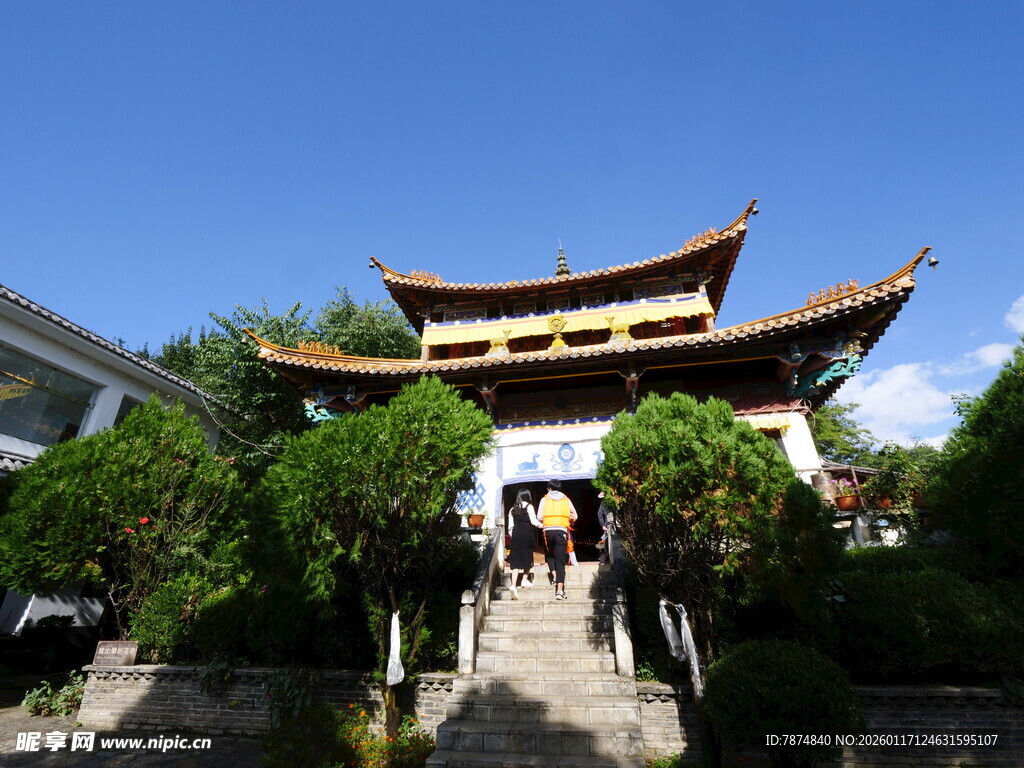中式古建庙宇 绿树环绕