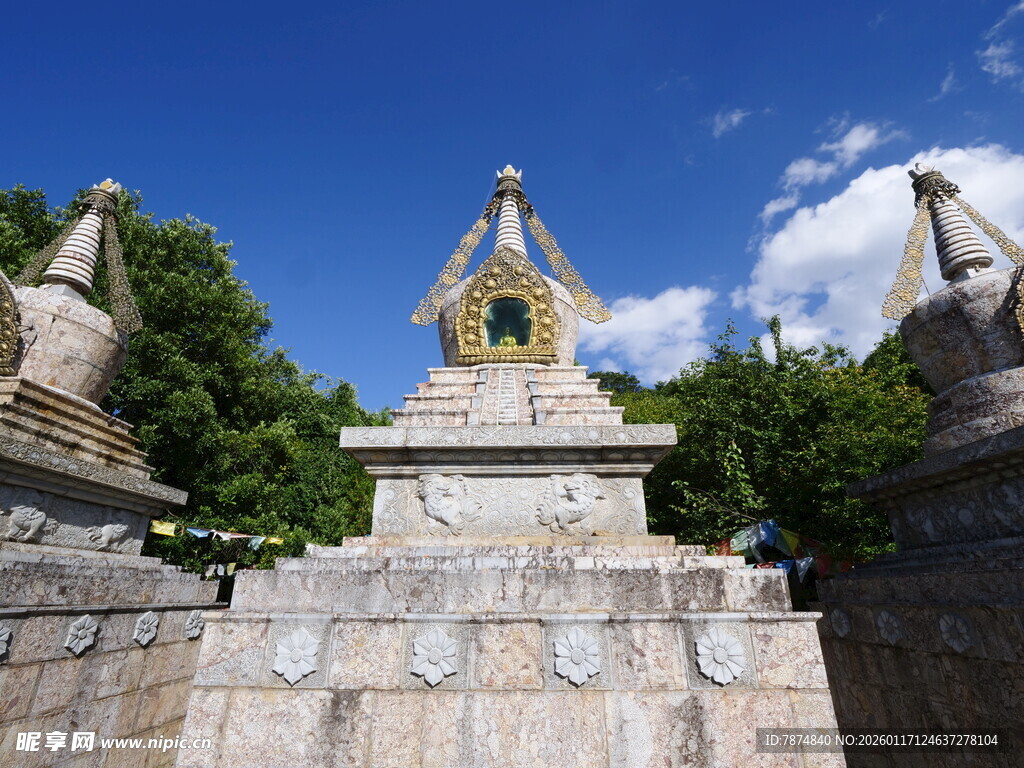 古老石塔立于蓝天绿树间