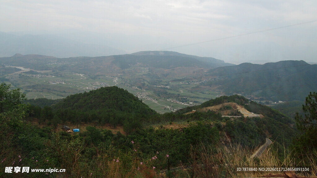 山峦叠翠的自然风光