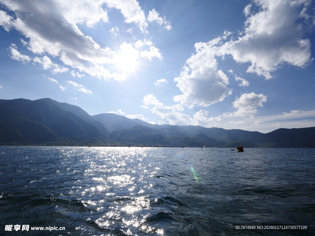 阳光照耀下的宁静湖景