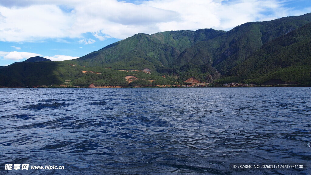 碧海青山间的壮阔海景