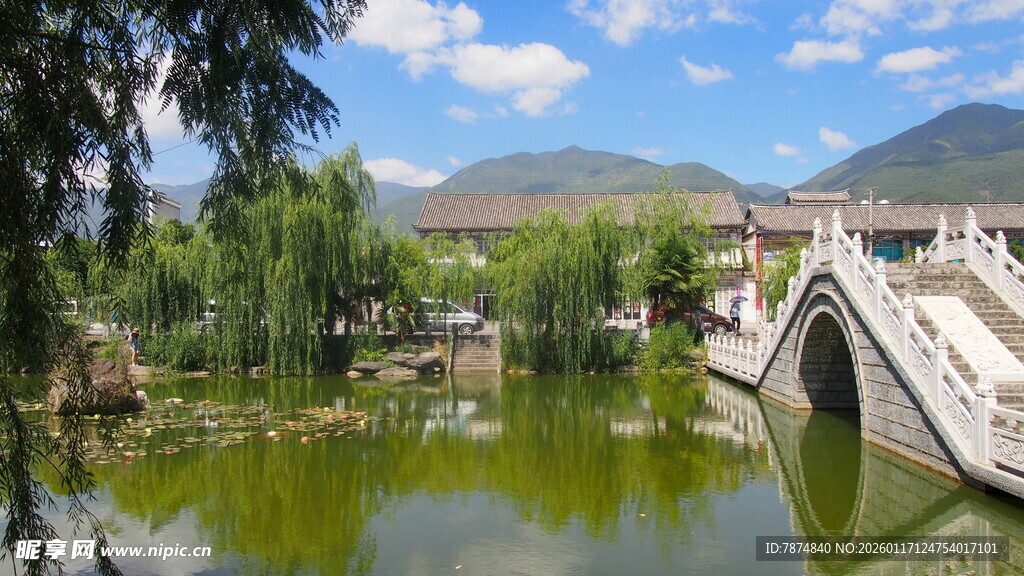 中式园林石桥绿水美景