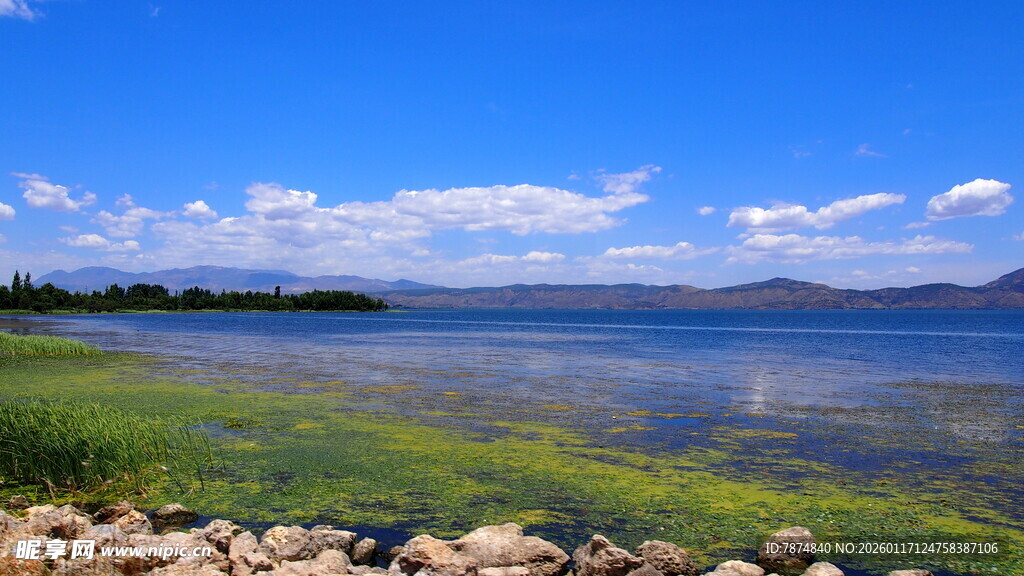 湖畔美景 蓝天白云绿水