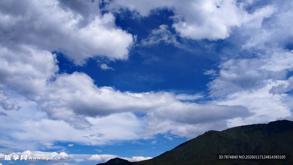 蓝天白云下的山峦风光