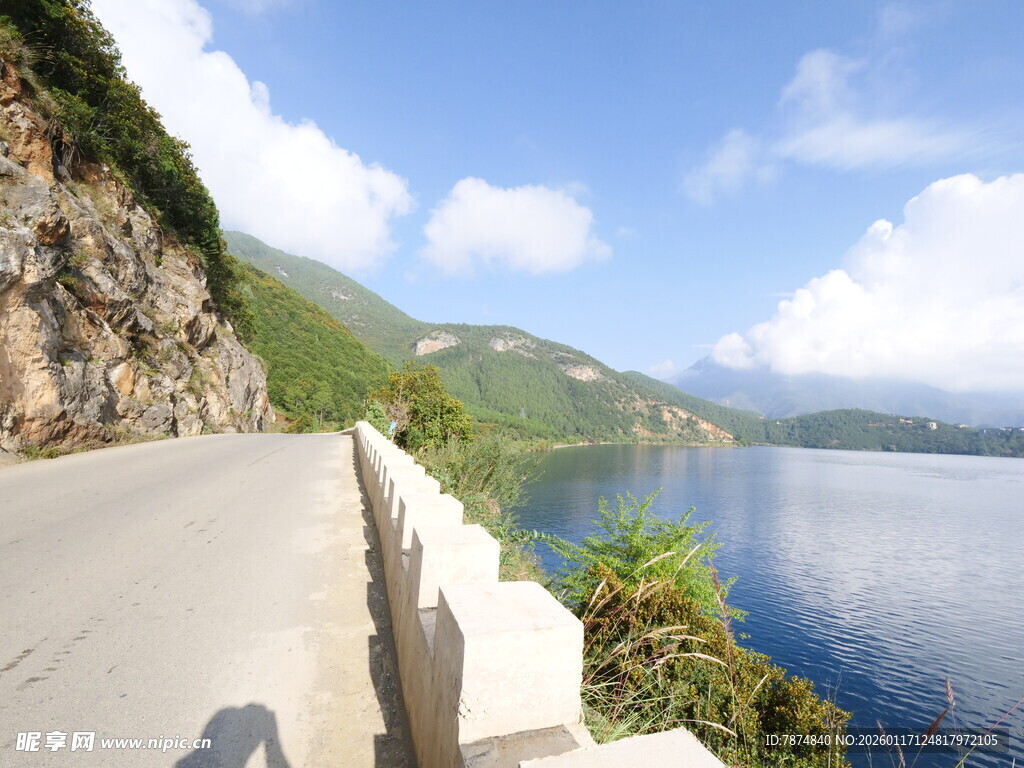 山间环湖公路美丽景致