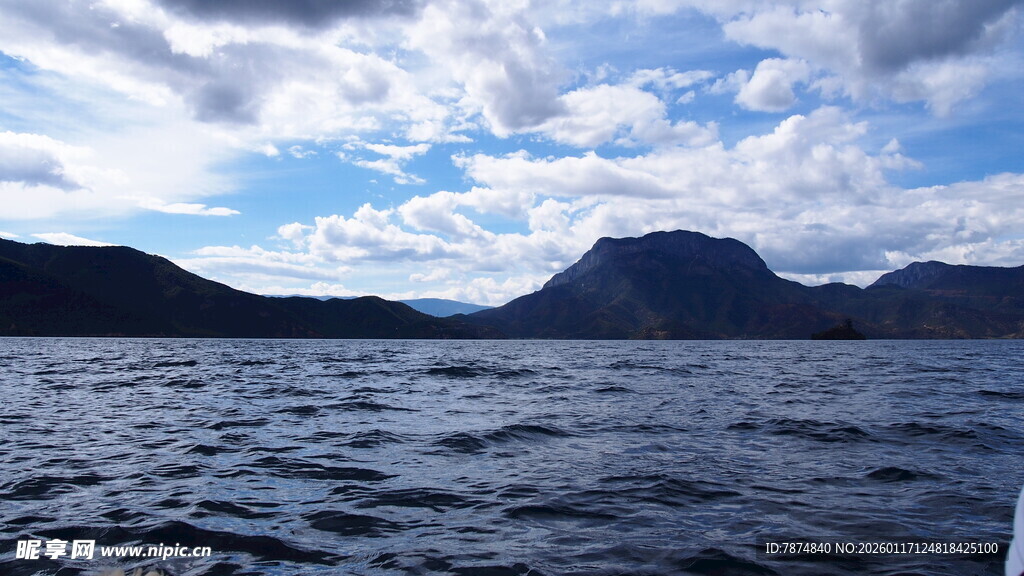 海上山峦与多云天空