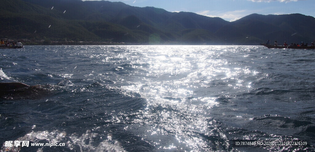 波光粼粼的海面与远山
