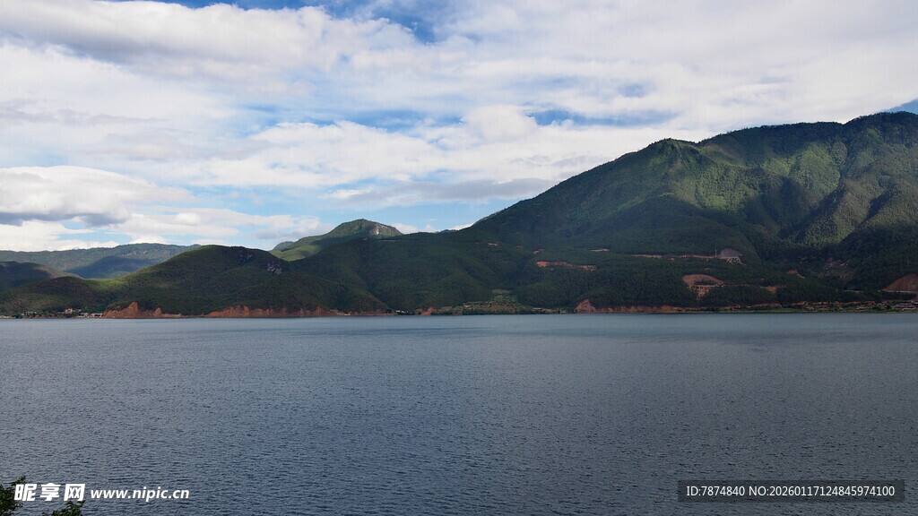 宁静湖泊与远山美景