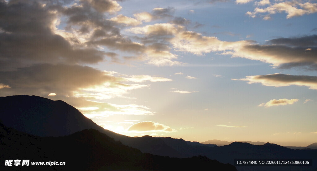 夕阳下的山峦与绚丽云彩
