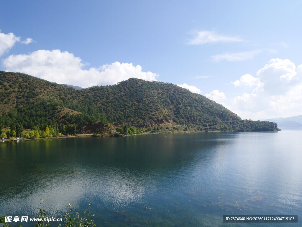 宁静湖景与远山相映成趣