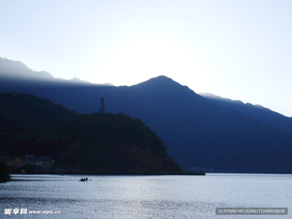 湖畔远山暮色美景
