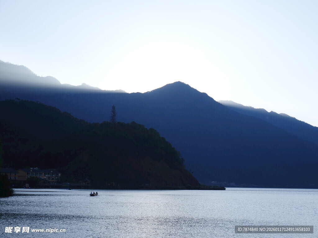 湖畔山峦美景