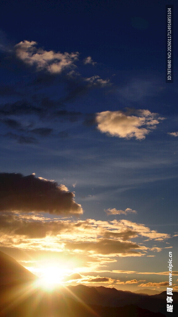 夕阳下的绚烂天空