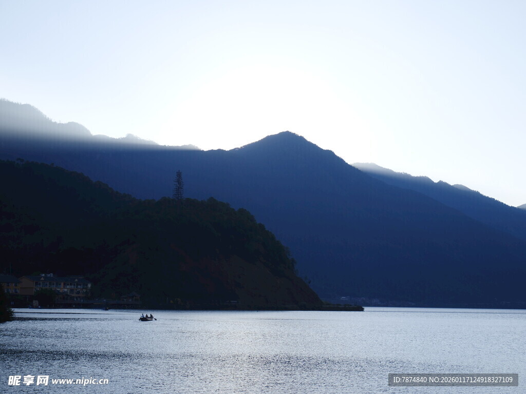 湖畔远山暮色美景