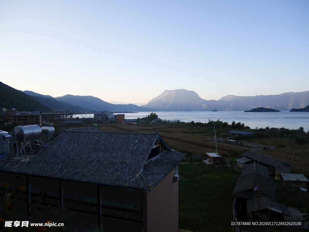 湖畔山间村落美景