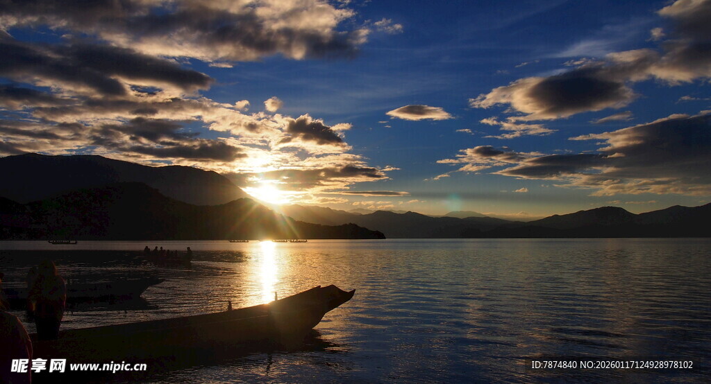 湖畔日落美景