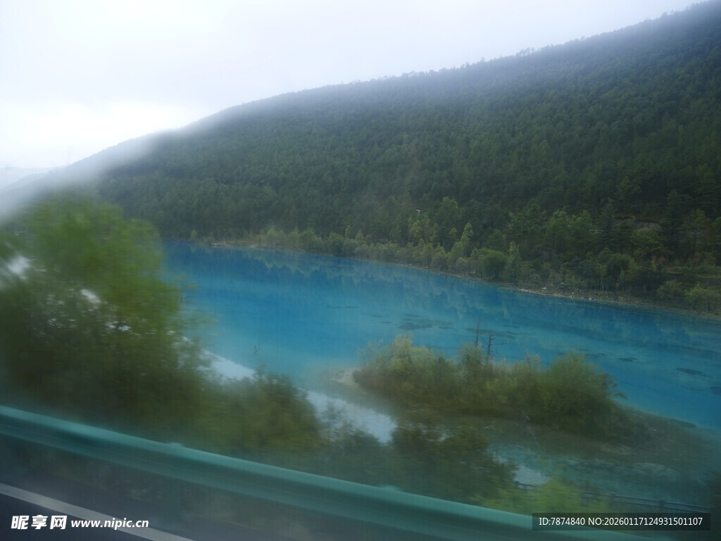 窗外秀丽的蓝绿色湖水景色