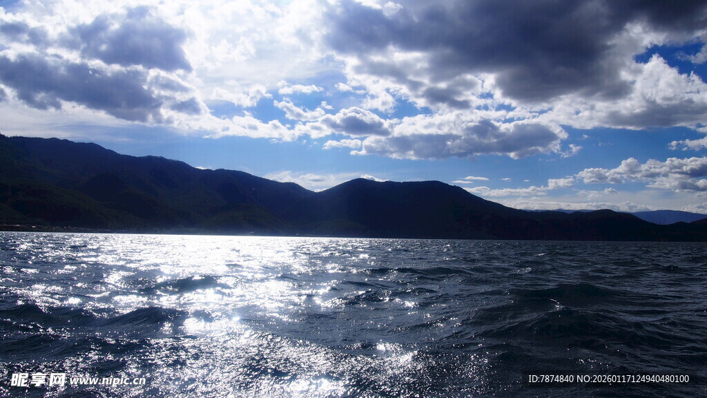 波光粼粼的湖与远处山峦