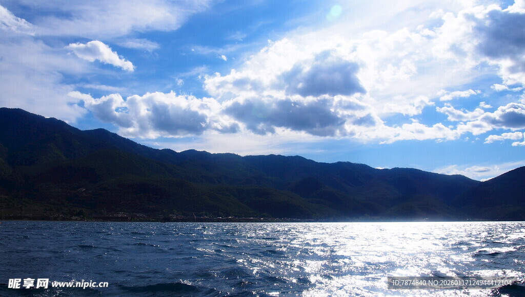 蓝天碧水间的湖山美景