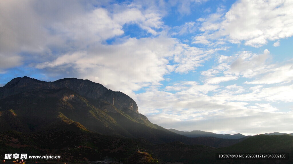 壮丽山峦与蓝天白云美景