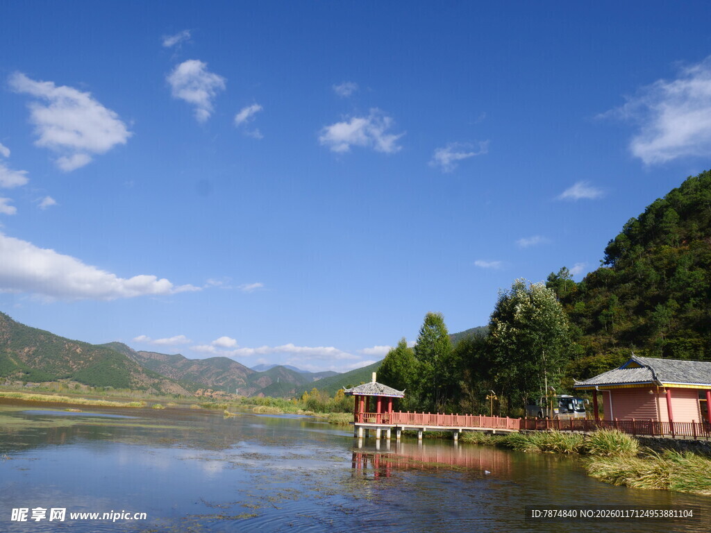 湖畔小屋 山水相依美景