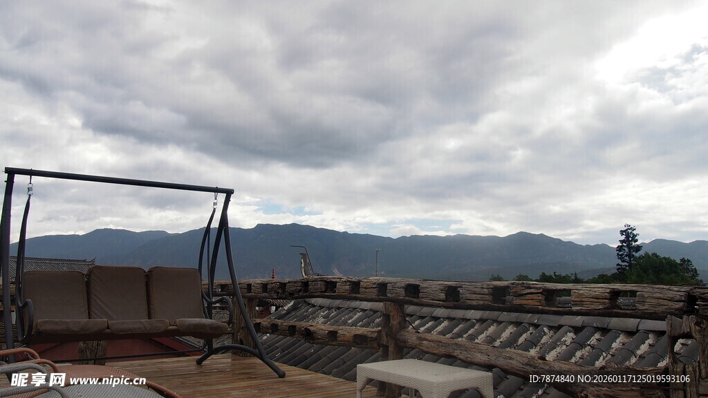 屋顶视角下的远山与天空