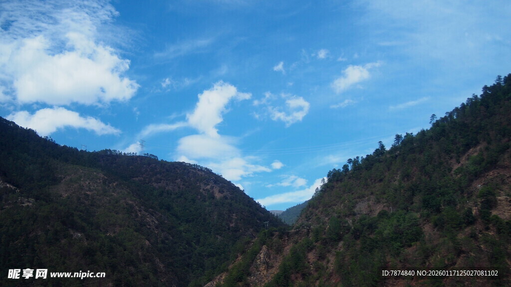山间蓝天美景