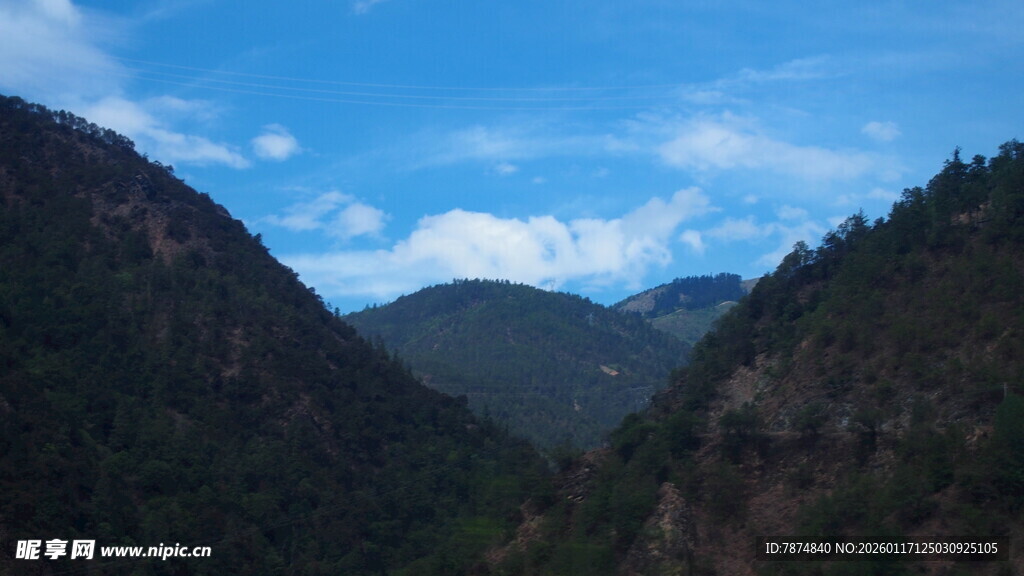 山间美景 蓝天白云映青山