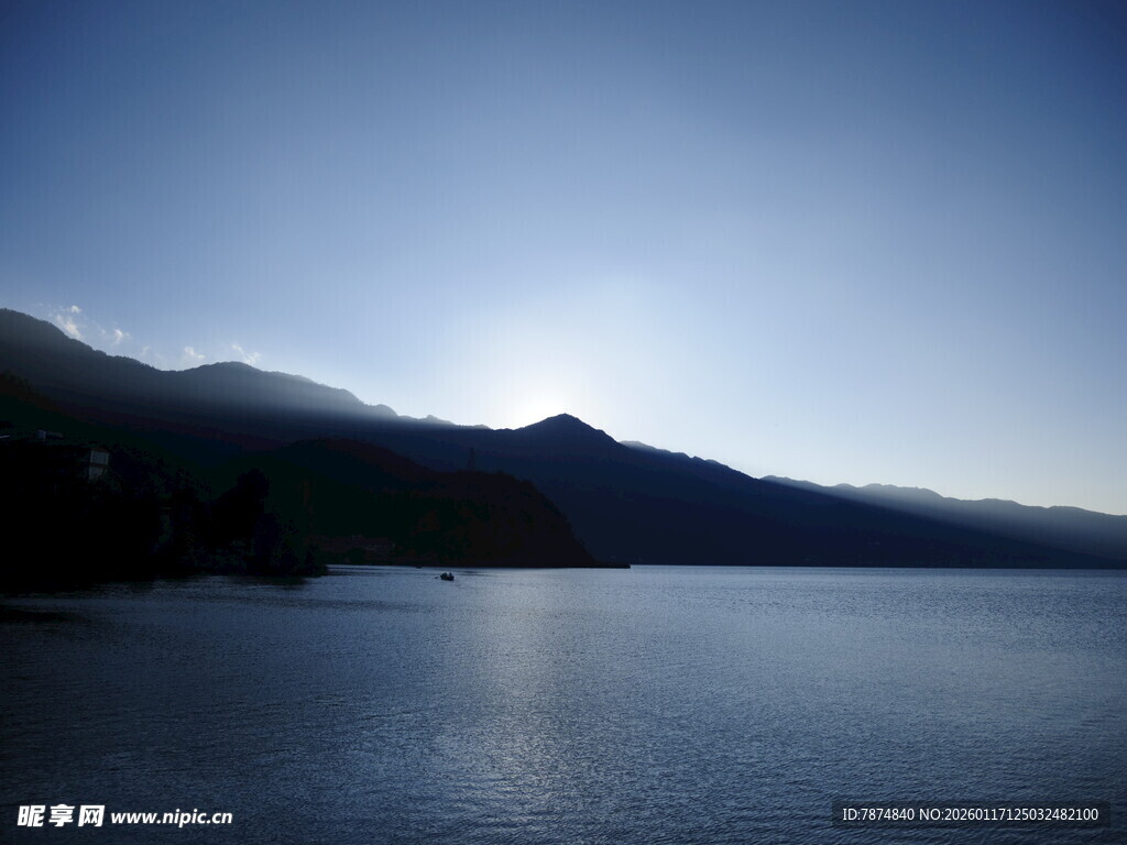 湖畔暮色中的宁静山水