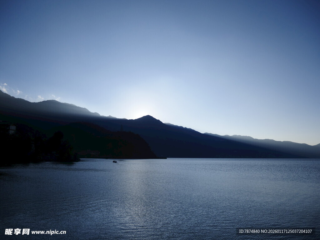 湖畔晨曦中的静谧山水