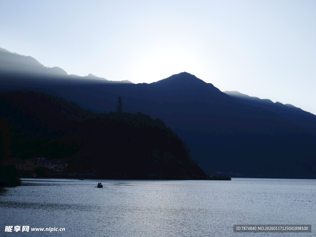 黄昏下的山水湖景