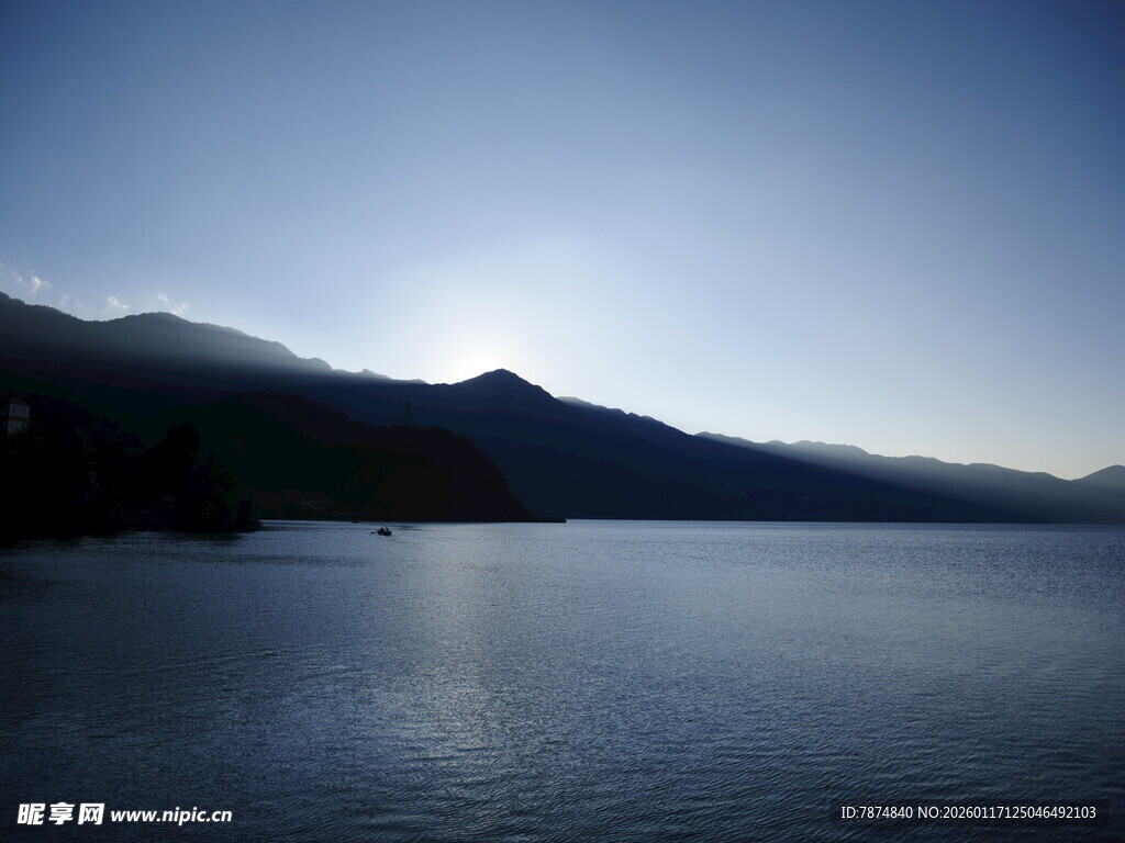 宁静湖畔的日出美景