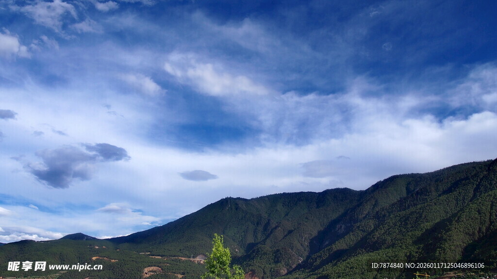蓝天白云下的青山美景