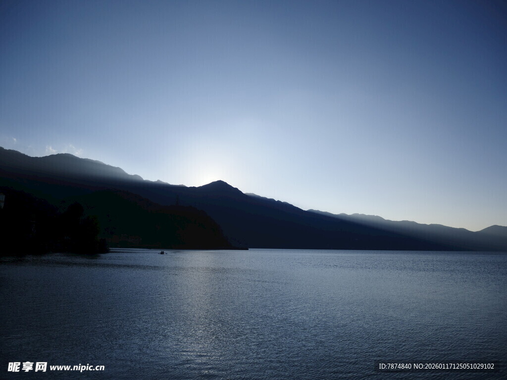 宁静湖景与远处山峦