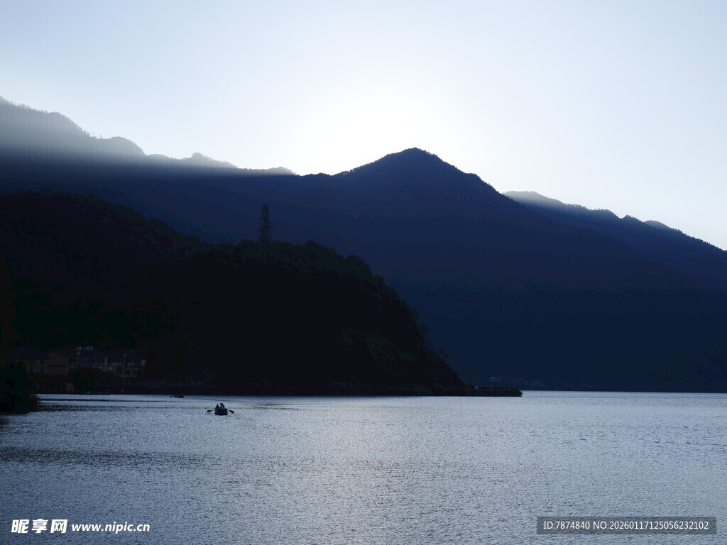 湖畔山峦暮色美景