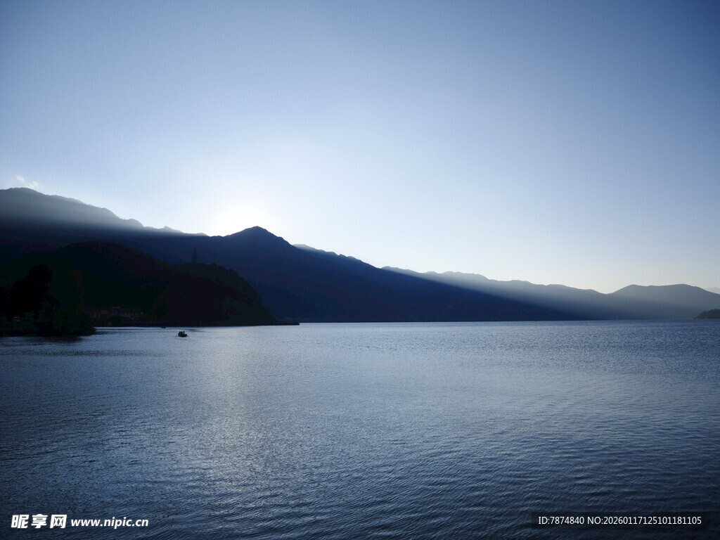 宁静湖面与远处山峦美景