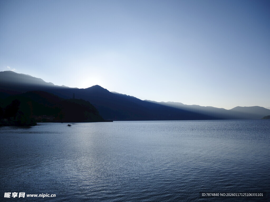 宁静湖景与远处山峦