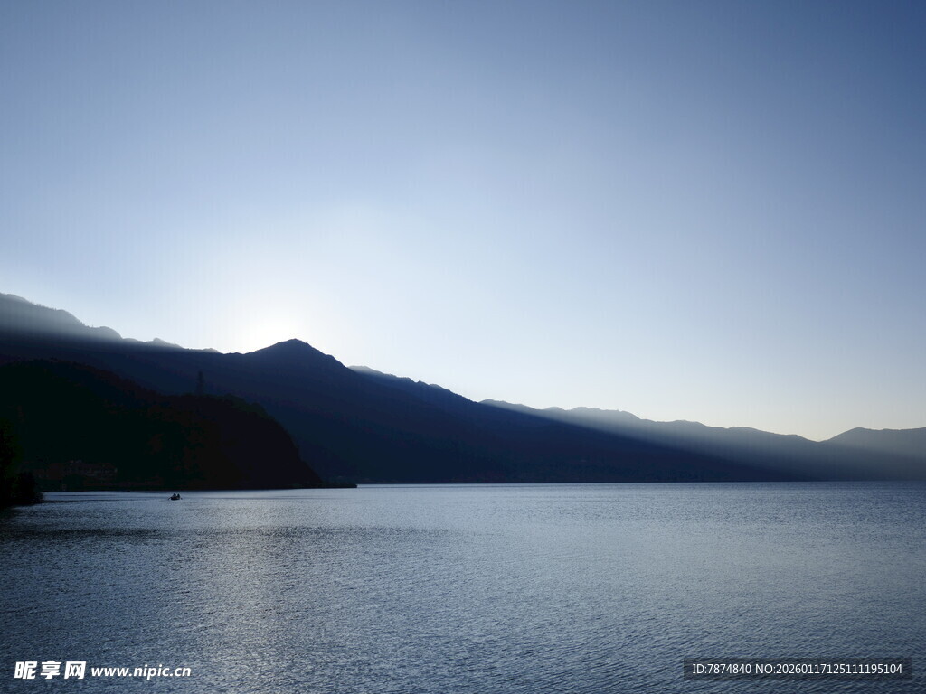 湖畔远山的静谧黄昏景色