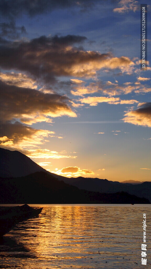 夕阳下波光粼粼的宁静湖面