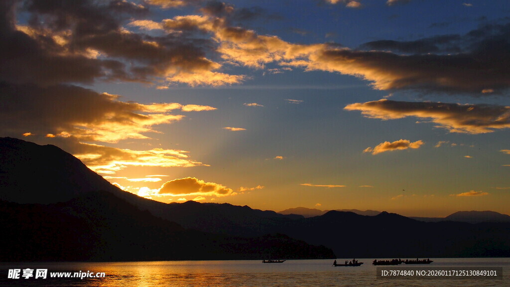 夕阳下的山水美景
