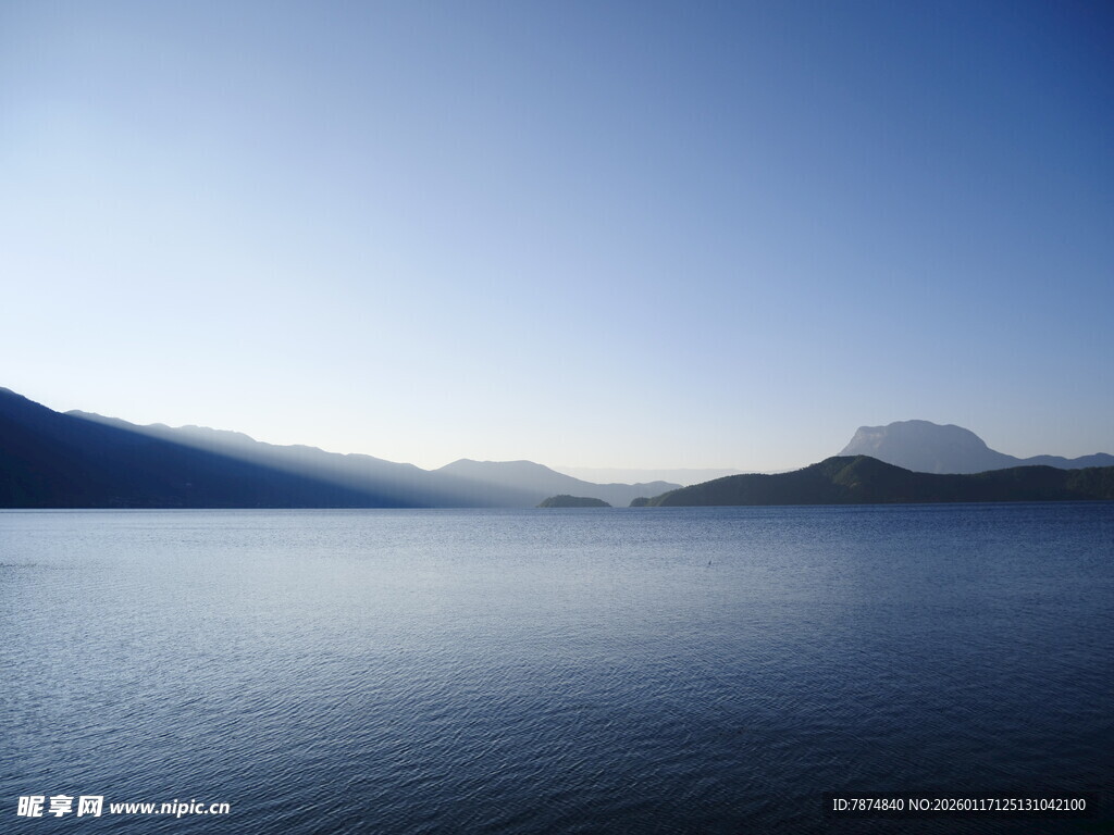 宁静湖面与远处山峦