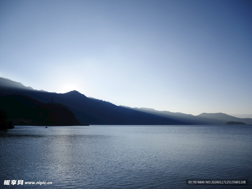 宁静湖景与远处山峦