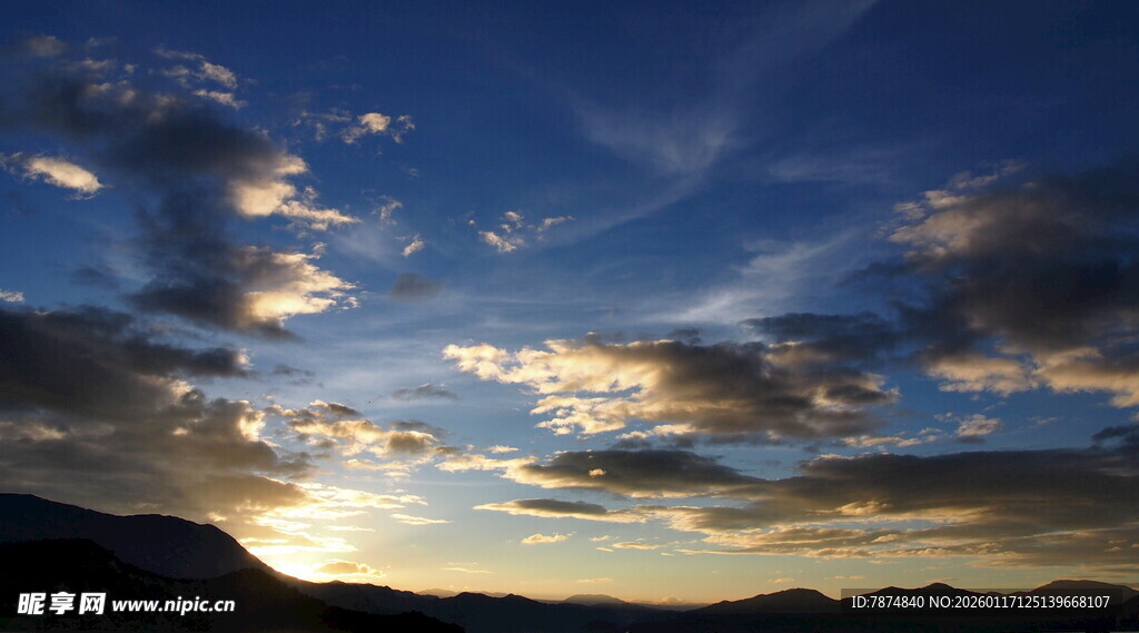 夕阳下的山峦与绚丽云景