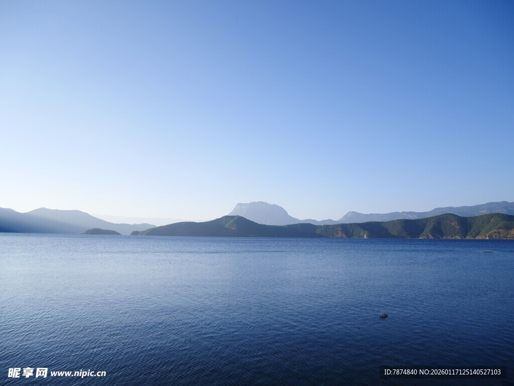 宁静湖面与远处山峦美景